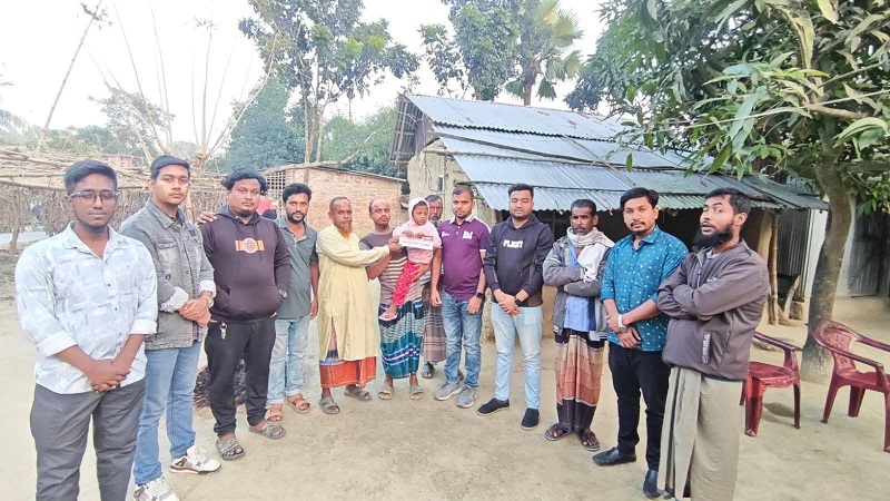 চৌগাছা পরিবার স্বেচ্ছাসেবী সংগঠনের পক্ষথেকে নগদ অর্থ প্রদান
